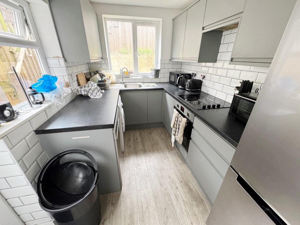 Lot: 137 - THREE-BEDROOM MID-TERRACE HOUSE INVESTMENT - Kitchen